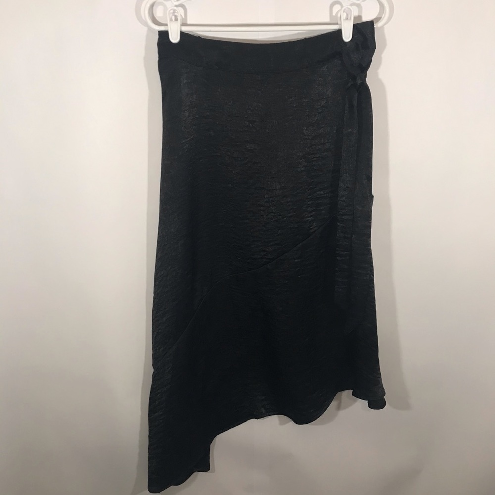 Gorgeous Nine West black faux silk skirt